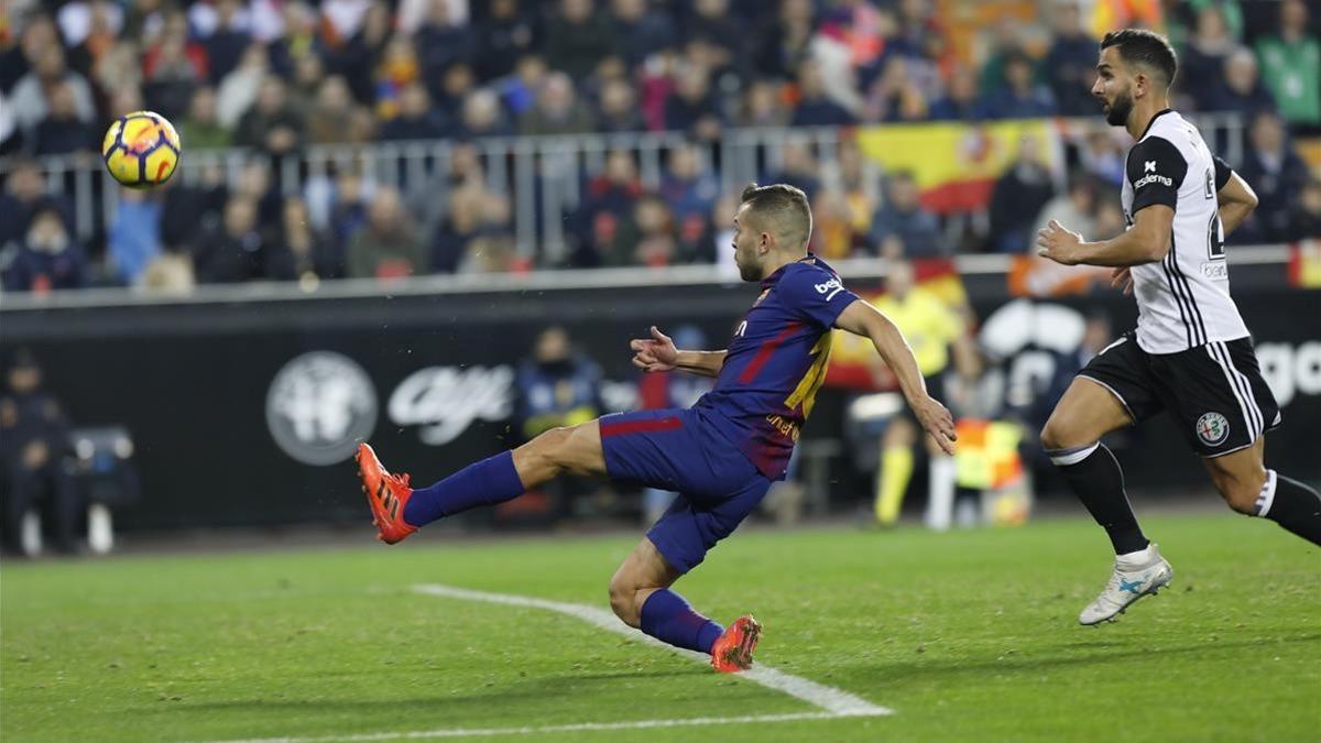 Jordi Alba marca el gol del empate del Barça en Mestalla.