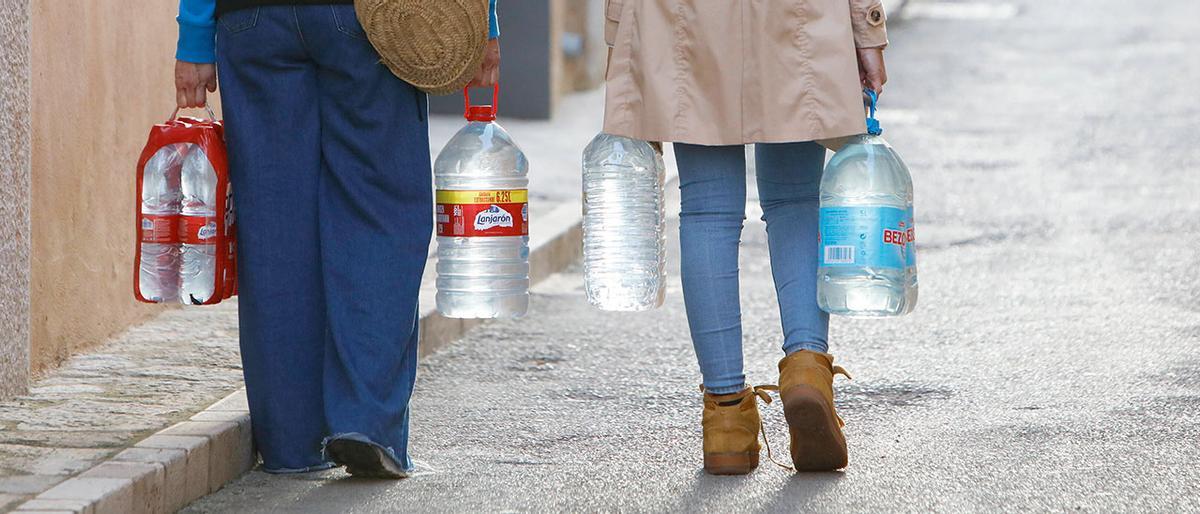 Trinkwasser, Wasserflaschen, Wasser, Symbolfoto, Symbolbild,