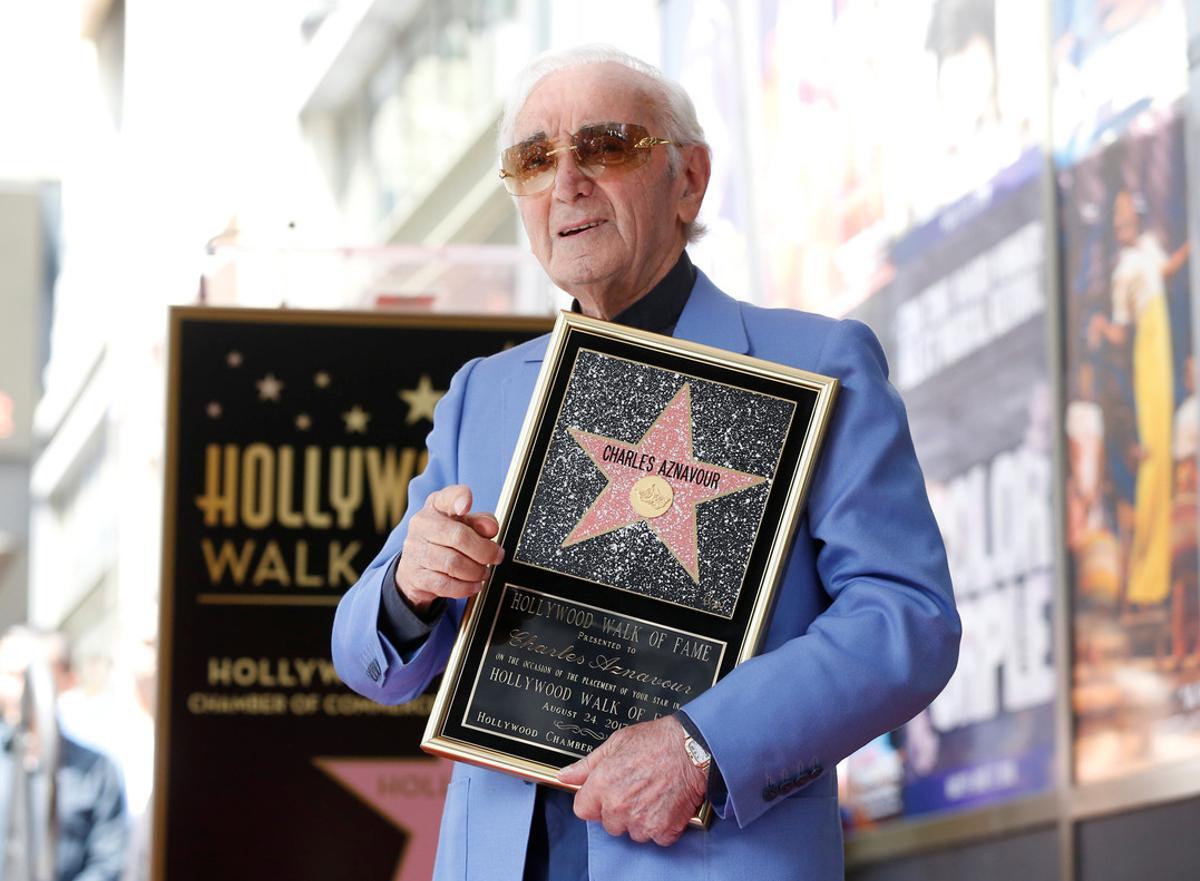 Armenian-French singer Charles Aznavour poses after unveiling his star on the Hollywood Walk of Fame in Los Angeles, California, U.S., August 24, 2017. REUTERS/Mario Anzuoni