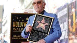 El cantante franco-armenio Charles Aznavour posa con su estrella en el paseo de la Fama de Hollywood.