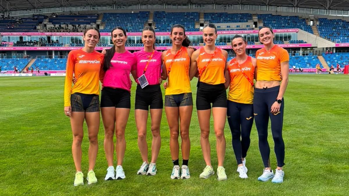 Carmen Avilés, tercera por la derecha, con el equipo español del relevo 4x400 femenino.
