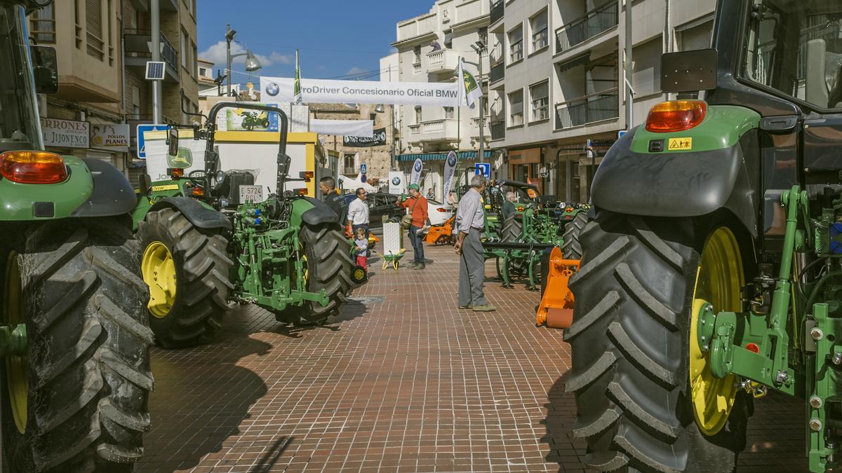 Se presenta maquinaria agrícola e industrial junto a los vehículos de las principales marcas del mercado