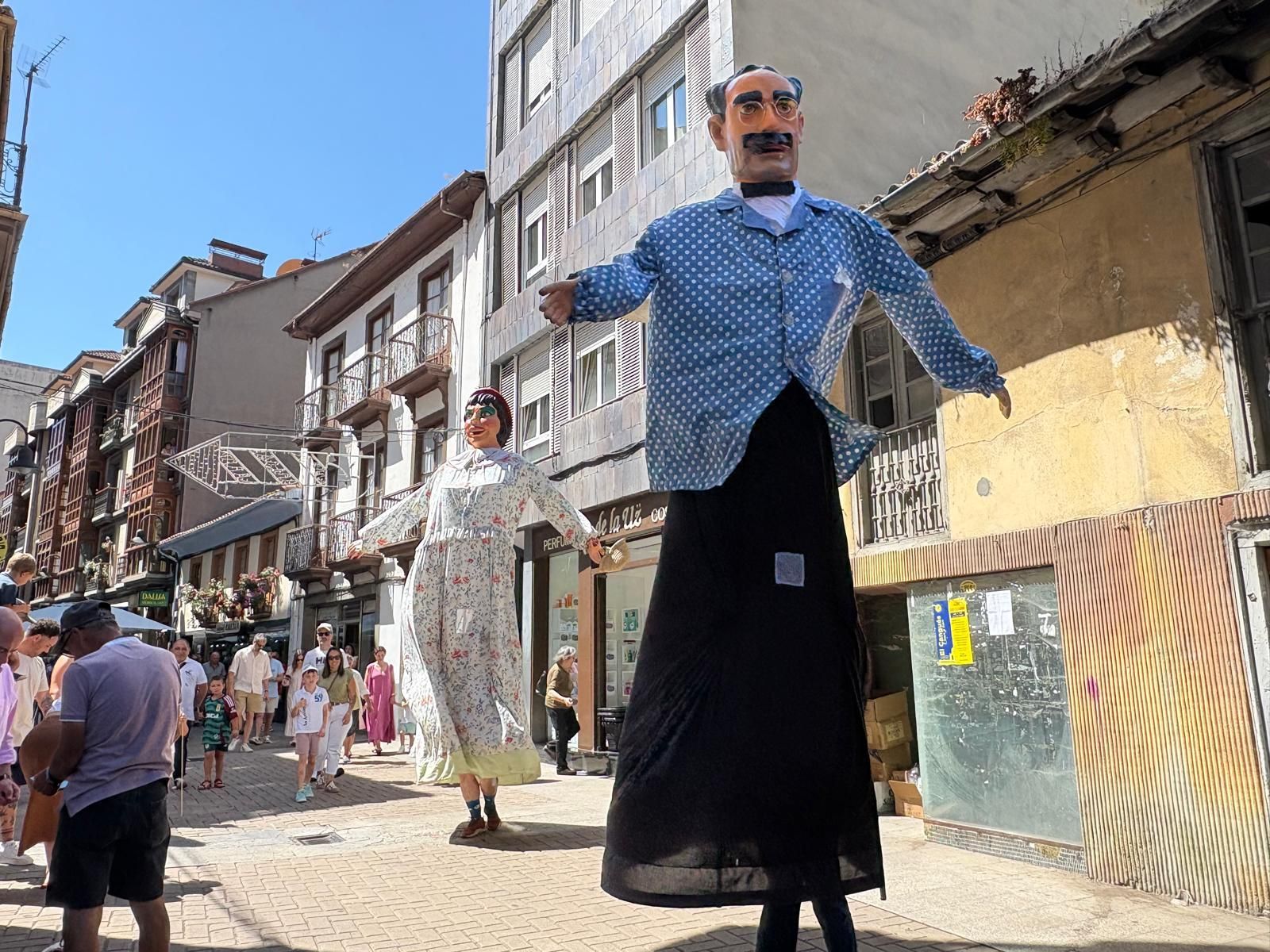 Los gigantes y cabezudos llenan de color y música Cangas del Narcea