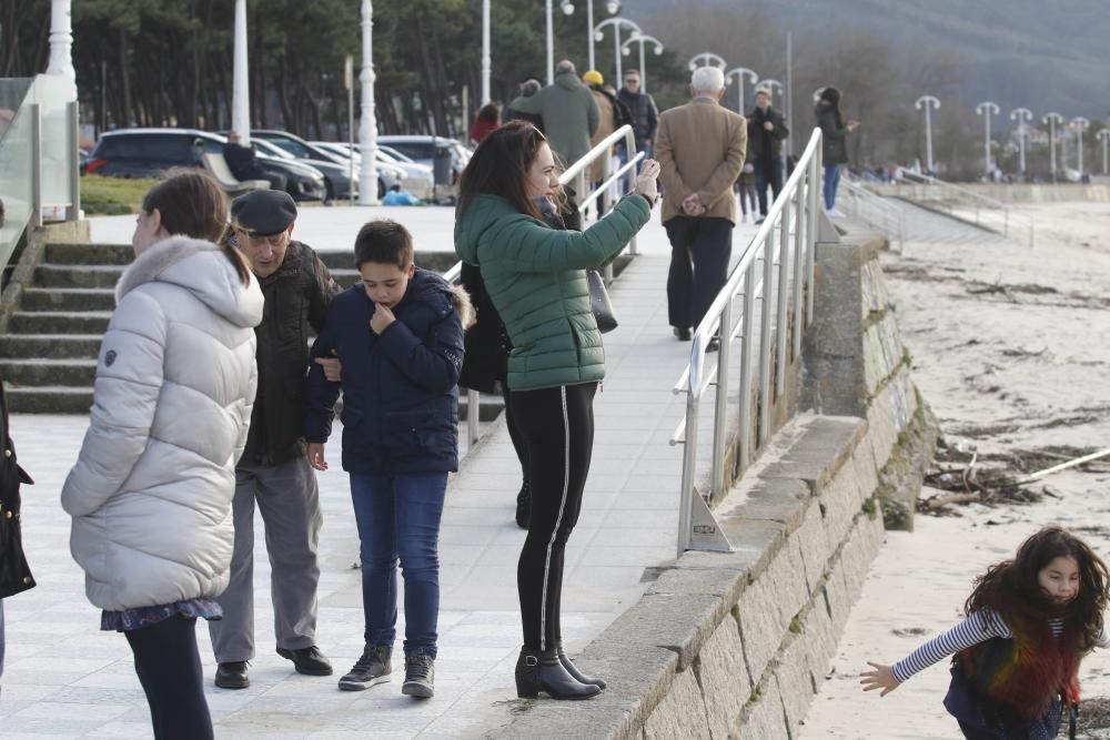 Grupos de personas paseando la mañana de Navidad por Samil.