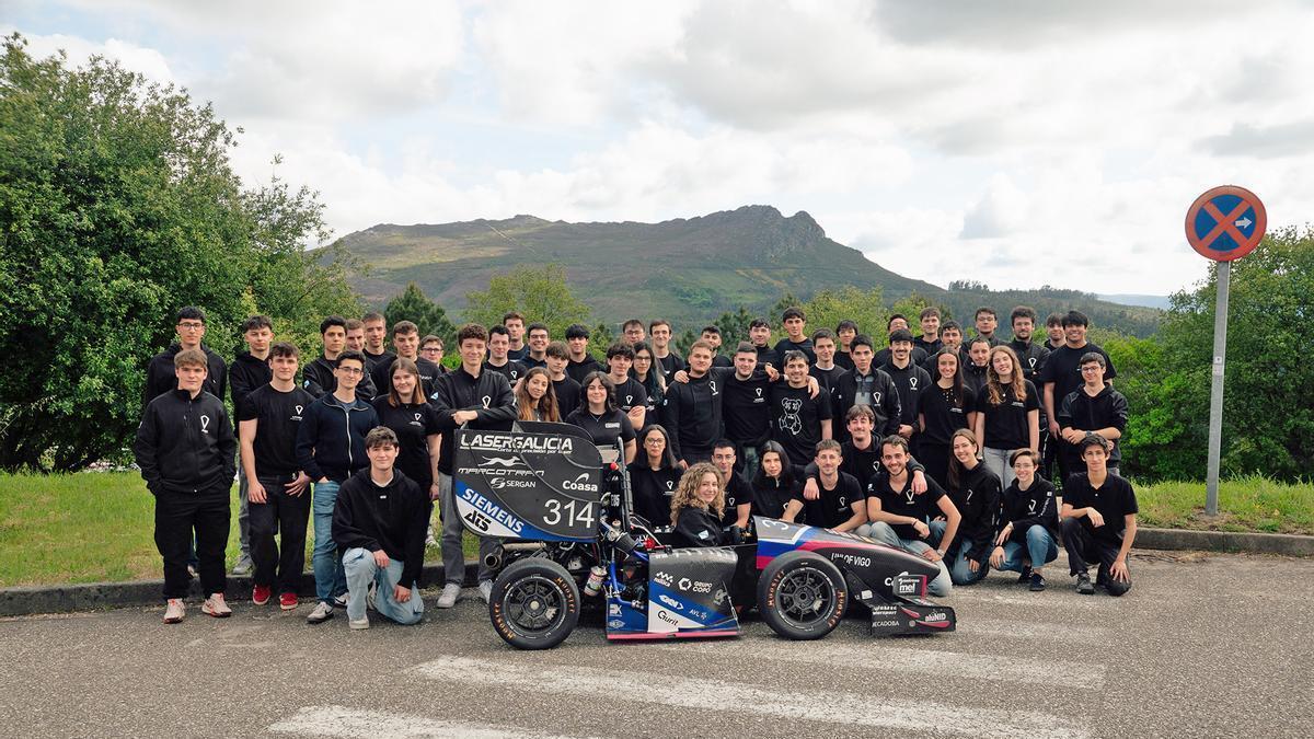 El equipo, con su nuevo monoplaza en el campus de Vigo.