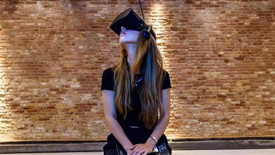 Una mujer con unas gafas de realidad virtual, en una imagen de archivo.