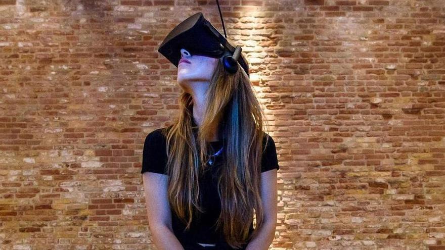 Una mujer con unas gafas de realidad virtual, en una imagen de archivo.