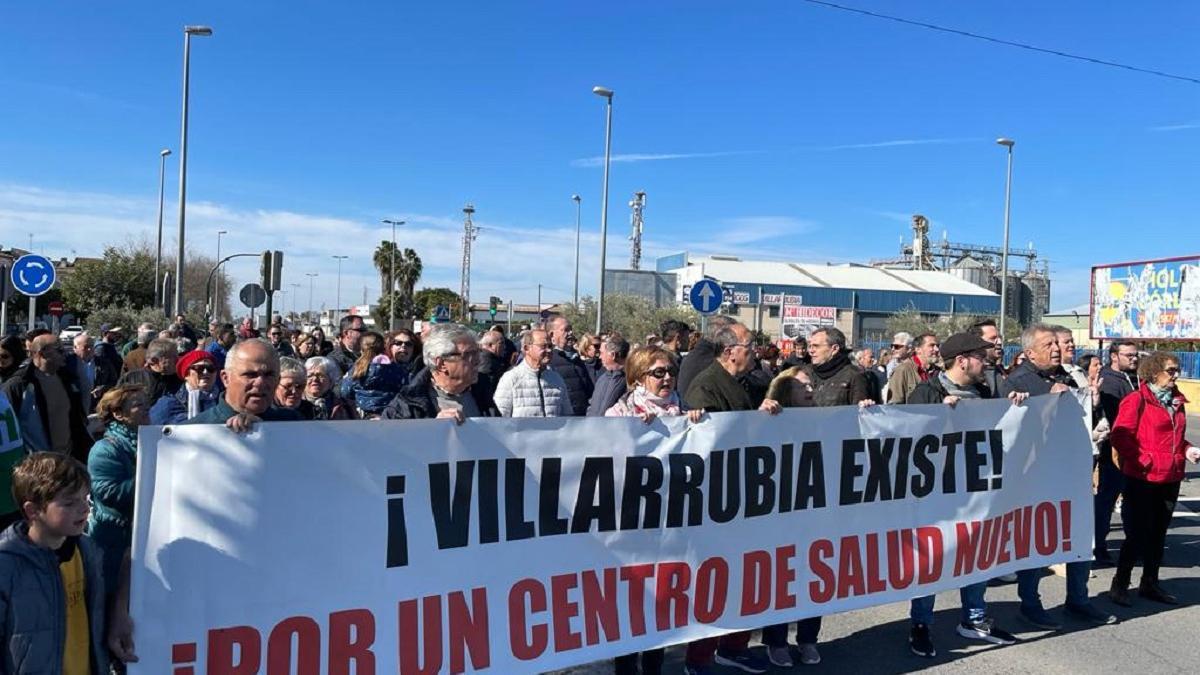 Concentración en Villarrubia para exigir el consultorio y el paso subterráneo que reclaman desde hace tiempo.