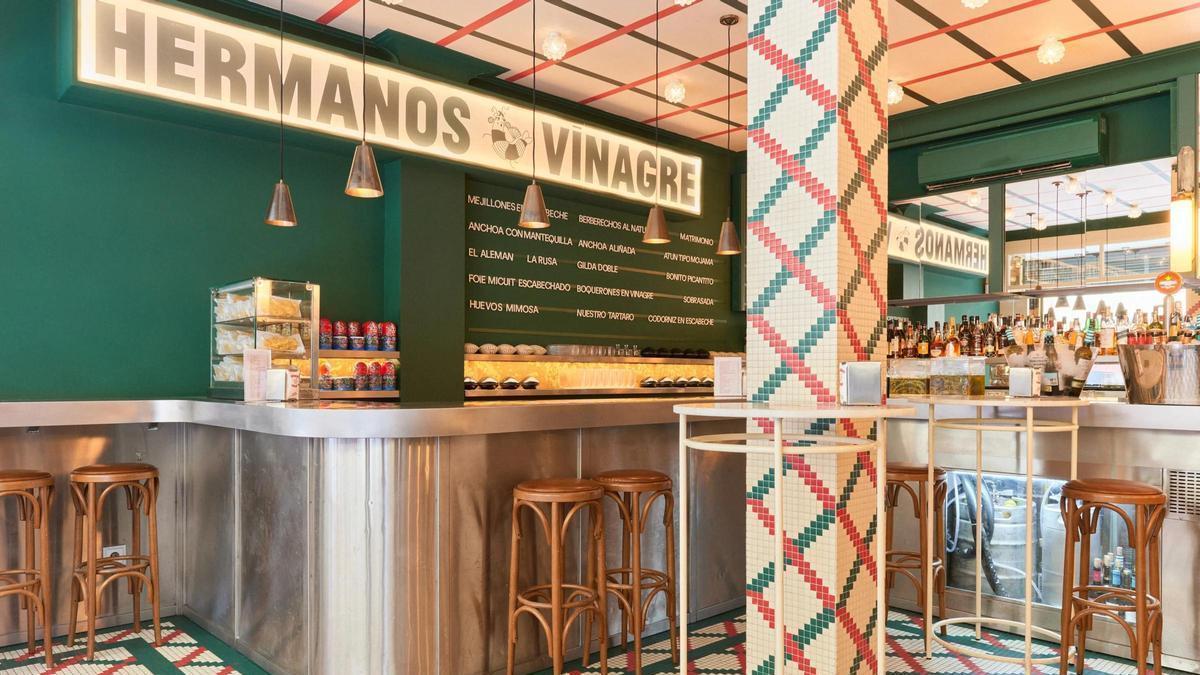 Interior de una taberna Hermanos Vinagre en Madrid