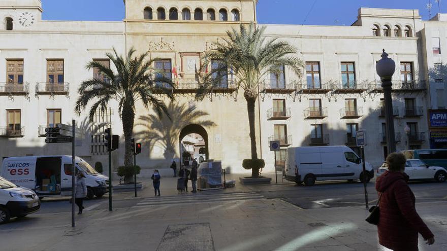 El Ayuntamiento aprueba 150 plazas para trabajar de funcionario en Elche