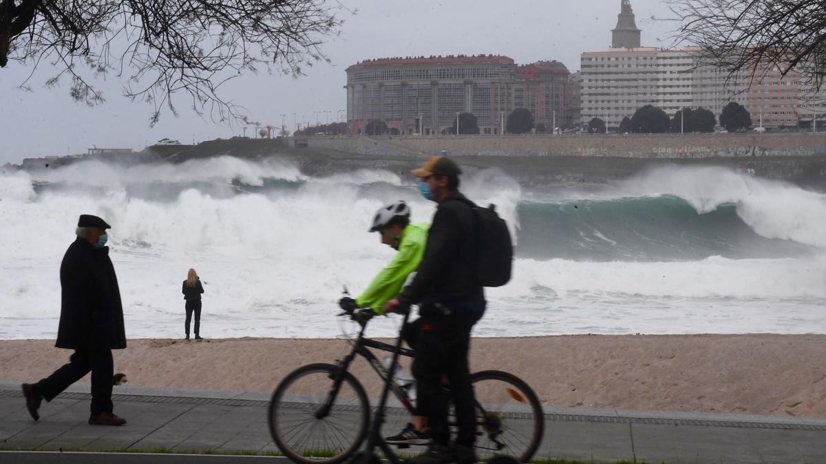 Las olas rompen con fuerza en A Coruña.