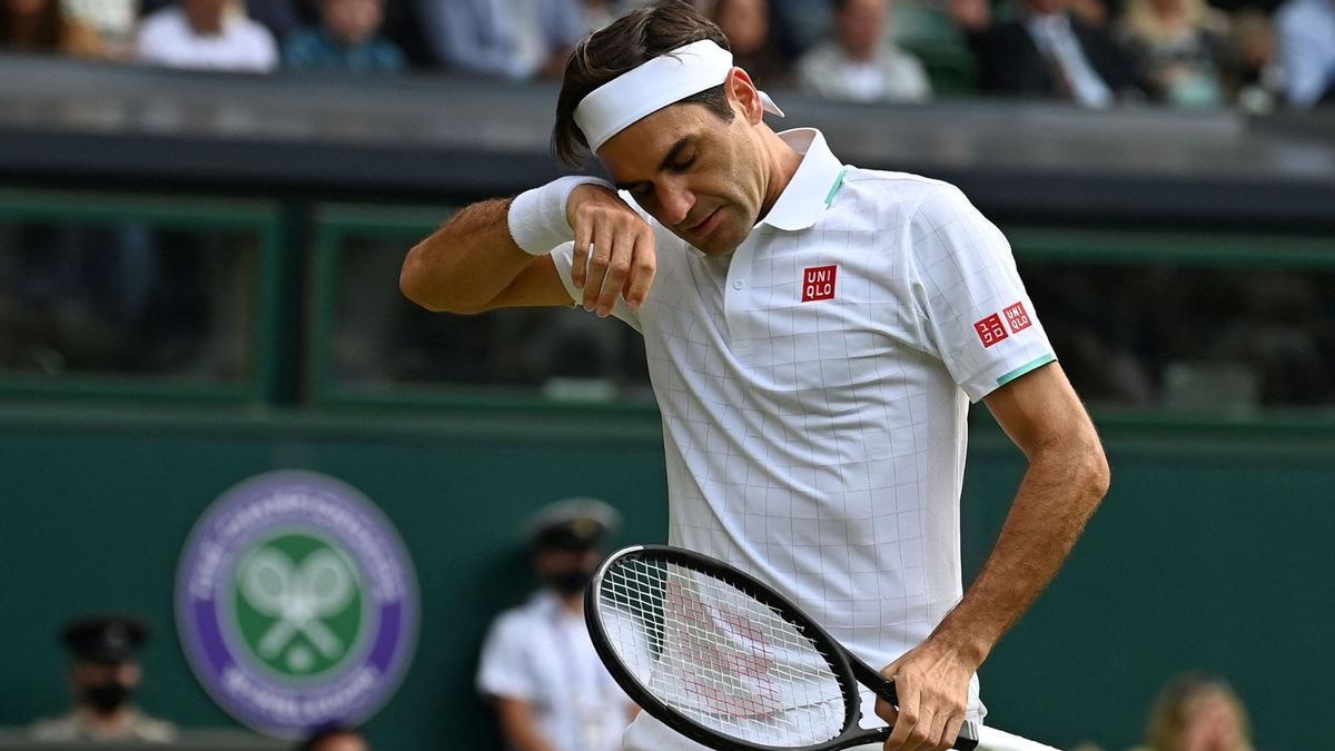 Federer se lamenta de un error.