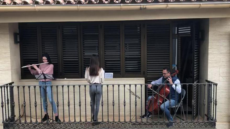 Una familia de Picassent toca desde el balcón