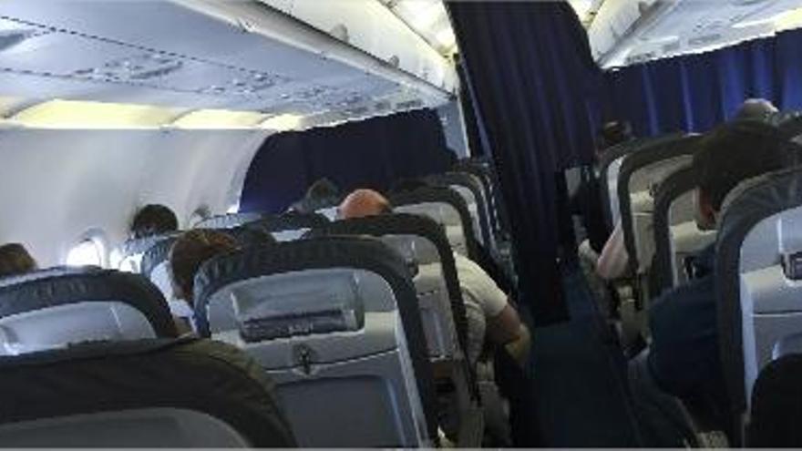 Passatgers asseguts a bord de l&#039;avió Airbus A321 que Germanwings usa ara entre Barcelona i Düsseldorf.