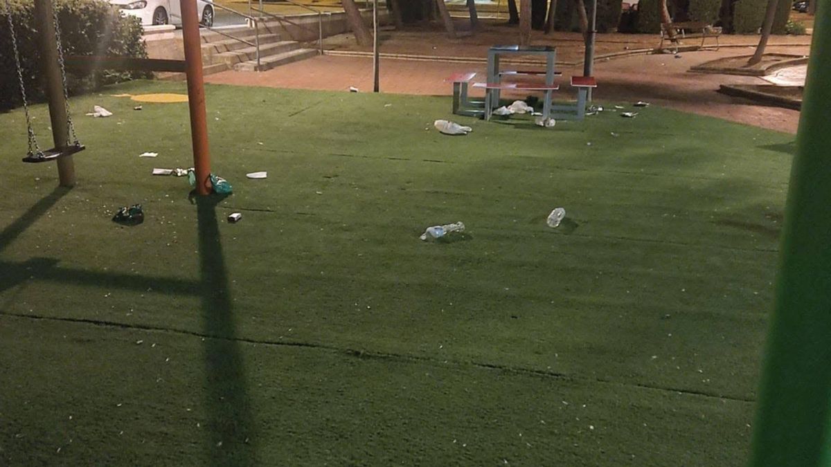 Imagen de un vecino tras una noche en este parque.