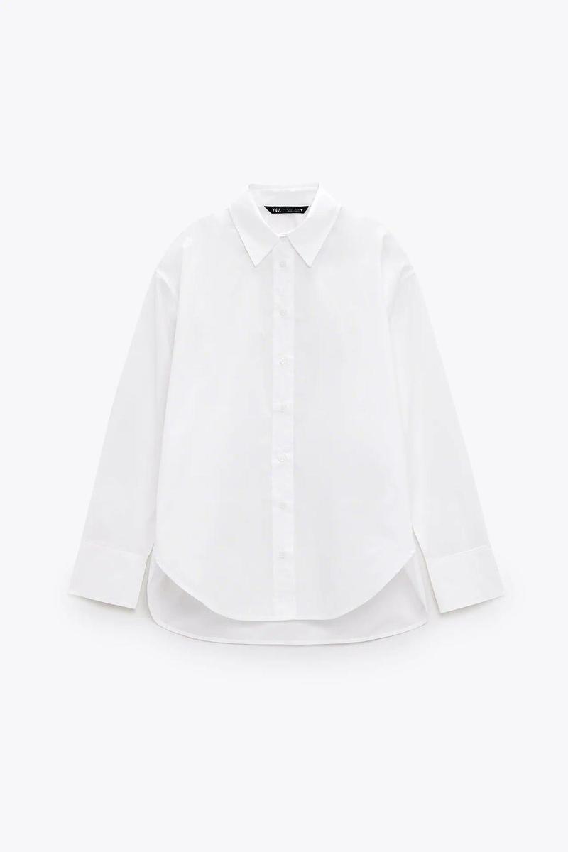 Camisa blanca popelín, de Zara (19,95 euros)