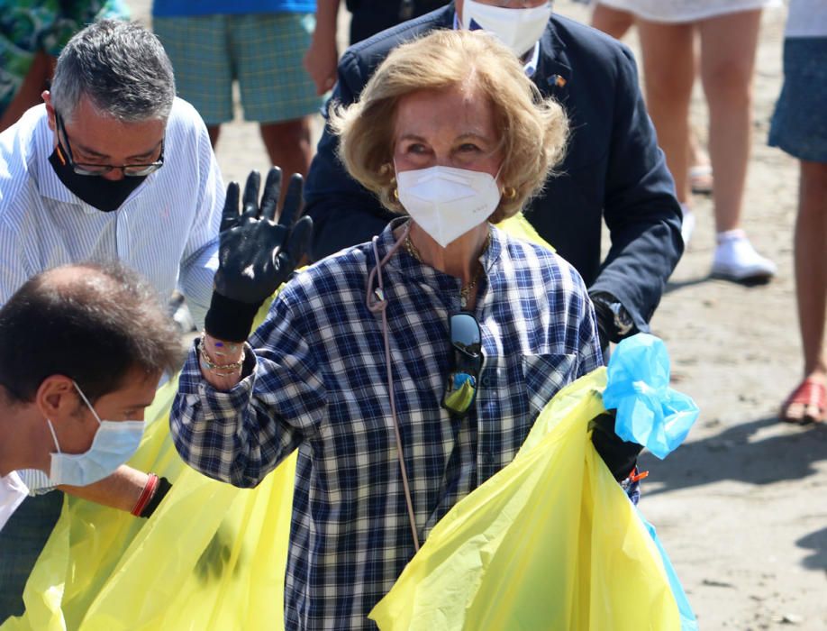 La Reina Sofía participa en una recogida de residuos en una playa de Rincón