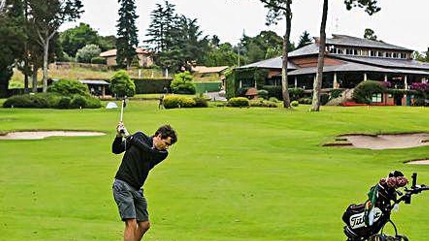 Un jugador, en las instalaciones de A Zapateira.