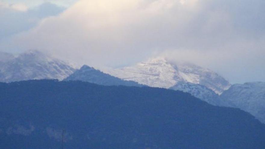 Der schneebedeckte Puig Mayor vom MZ-Gebäude aus fotografiert.