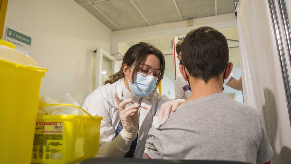 Niños y niñas se vacunan en el centro de salud Seminario (Zaragoza)