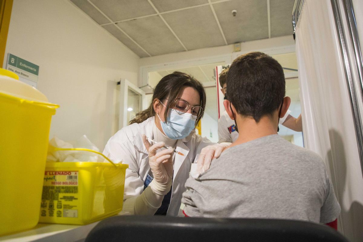 Niños y niñas se vacunan en el centro de salud Seminario (Zaragoza)