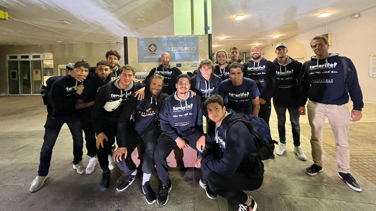 Los jugadores del Echeyde posaron en el hotel antes de salir hacia la piscina para entrenar.