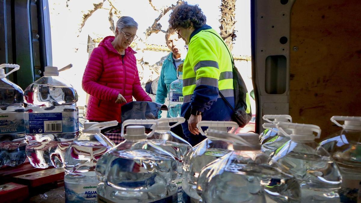 Reparto de garrafas de agua entre los vecinos de Villaralbo
