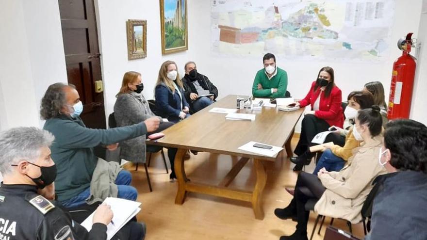 Reunión en el ayuntamiento para preparar el desfile de Carnaval en Plasencia.