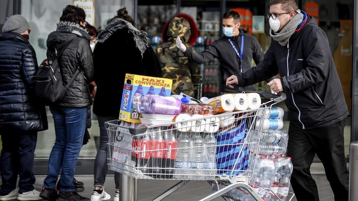 zentauroepp52440693 people wearing sanitary masks queue outside a supermarket in200223192032