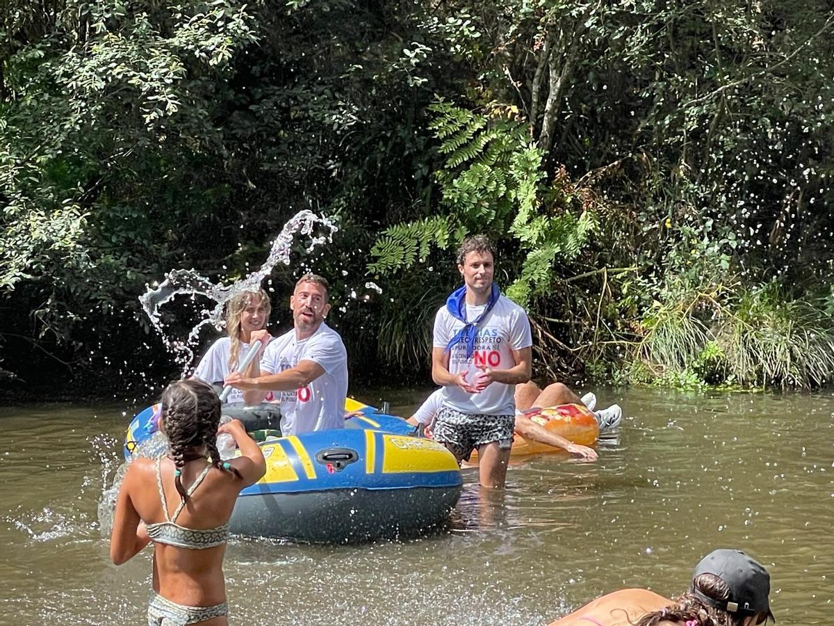 En imágenes: El Descenso Folclórico del Río Esva, en Trevías, reúne a más de doscientas personas