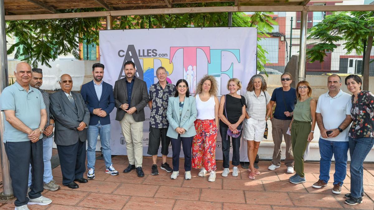 Carolina Darias, Josué Íñiguez y Héctor Alemán, con vecinos de La Isleta, este miércoles en la plaza del Pueblo.