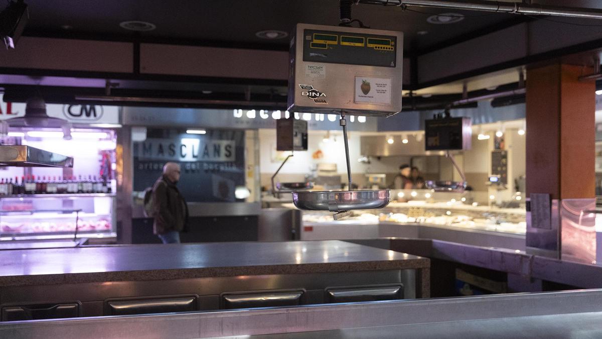 Una balanza en un puesto cerrado en el mercado de Sarrià, en Barcelona.