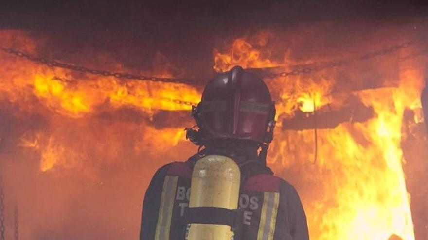 Un bombero trabaja en la extinción de un incendio.