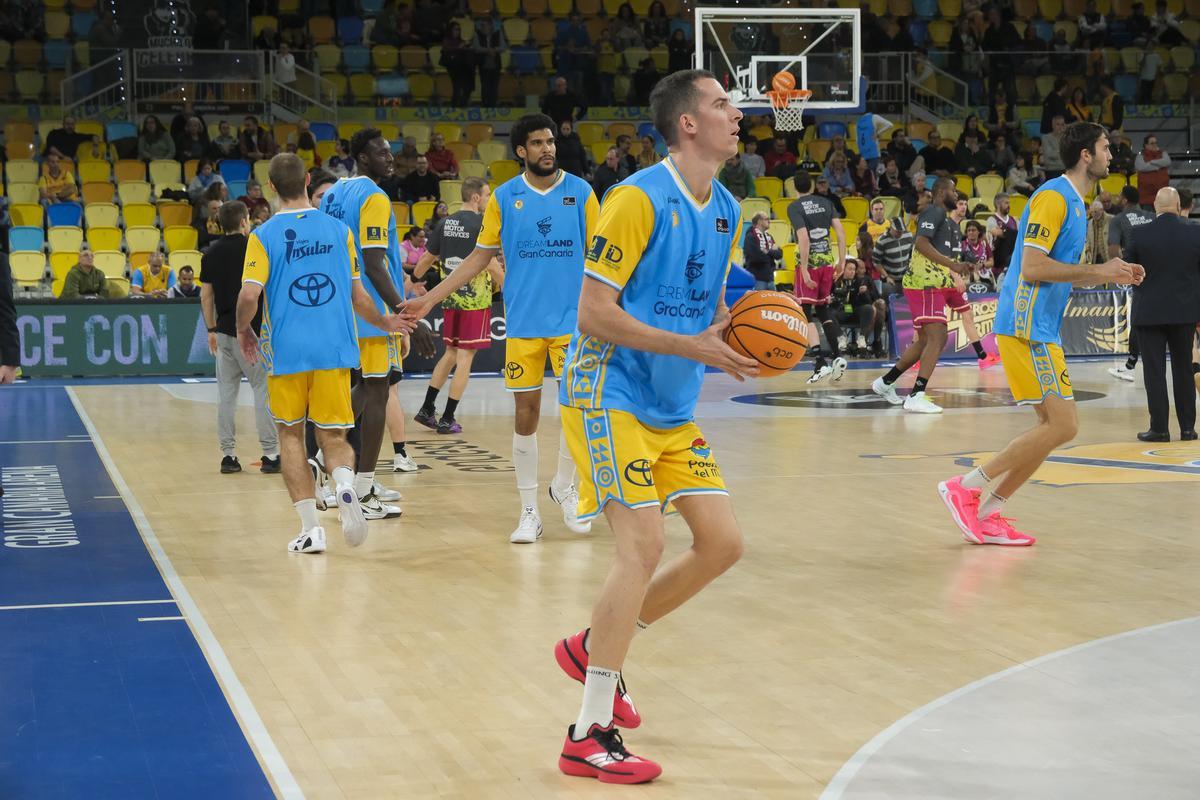 Los jugadores del Granca durante la rueda de calentamiento del sábado en el partido ante el Lleida.