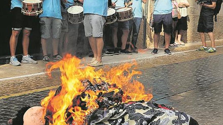 L’Alcora cruza el río y quema sus ‘ninots’ por San Cristóbal