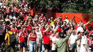 Miles de hinchas del PSG y del Arsenal en el Puskás Aréna de Budapest