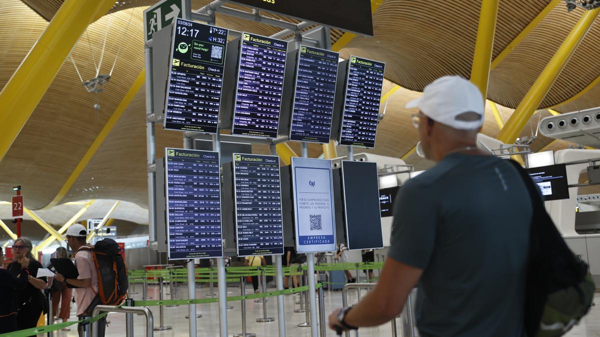 Imagen de las pantallas de información en un aeropuerto gestionado por Aena