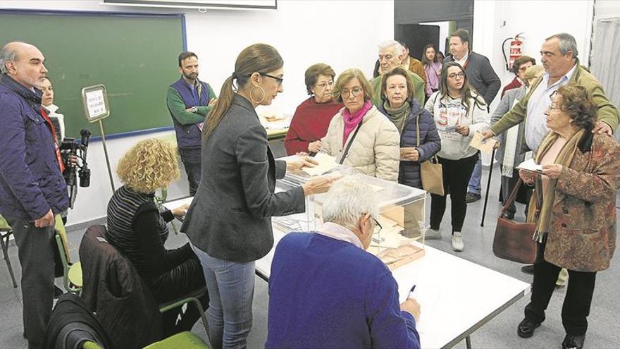 El PSOE gana pero baja y el PP sube aunque con Vox pisándole los talones