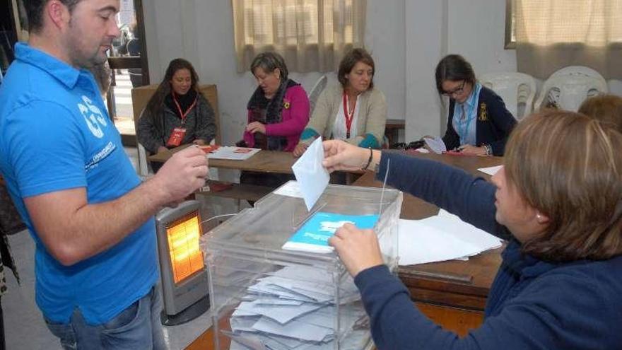 Un vecino de A Bandeira, vota en las elecciones de 2012. // Bernabé/J.L.