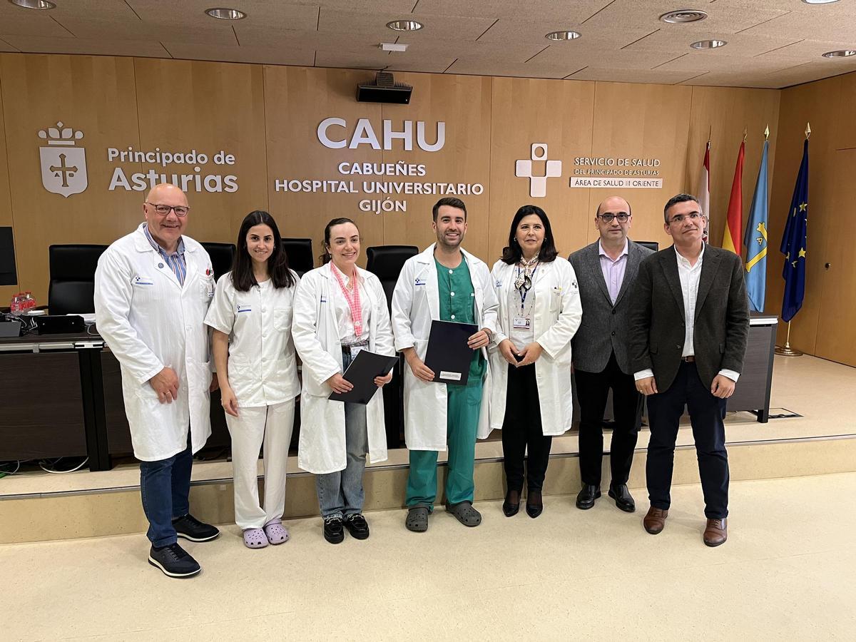 Por la izquierda, Arturo Martínez, Lucía Unibaso, Carla Menéndez, Sergio González Estrada, Isabel González Fouces, Jorge Saa y Alejandro Bolao, esta mañana, en el Hospital de Cabueñes.