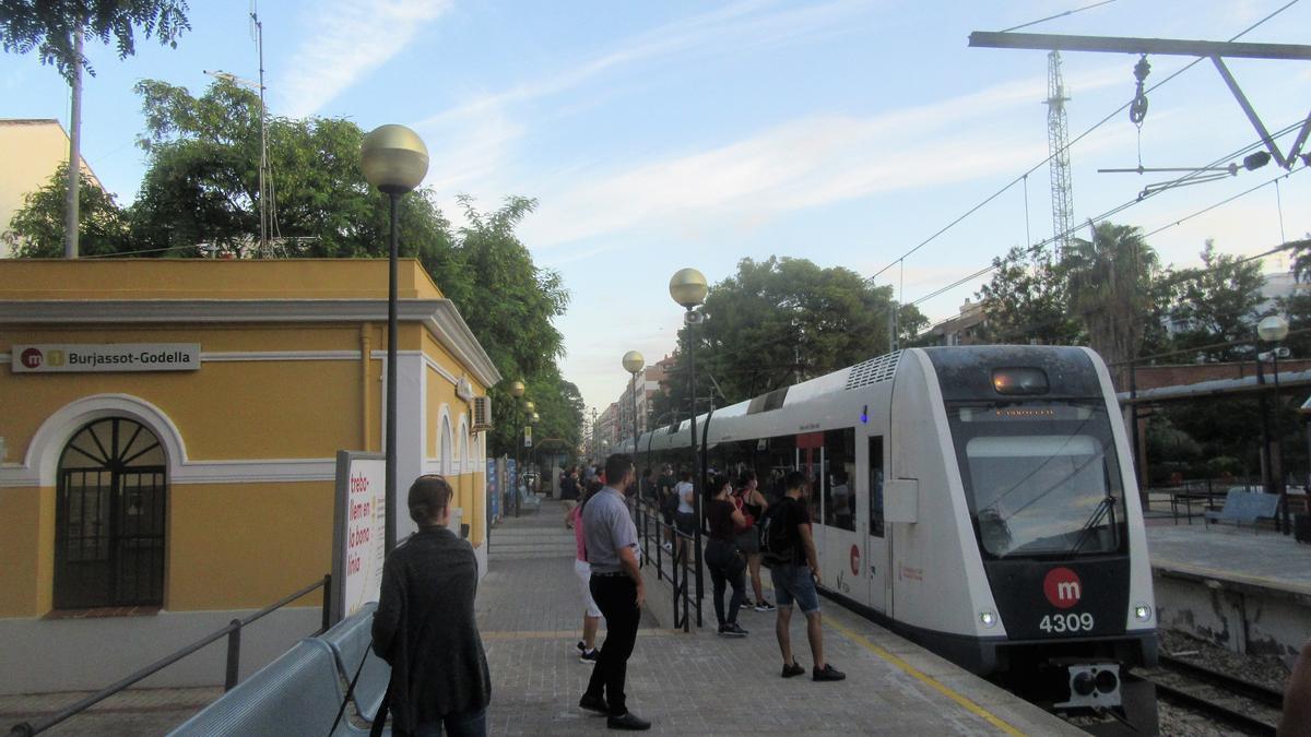 El metro, esta mañana, en la estación de Burjassot-Godella.