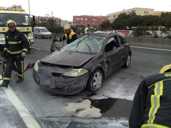 Un herido leve en el vuelco de un automóvil en Telde