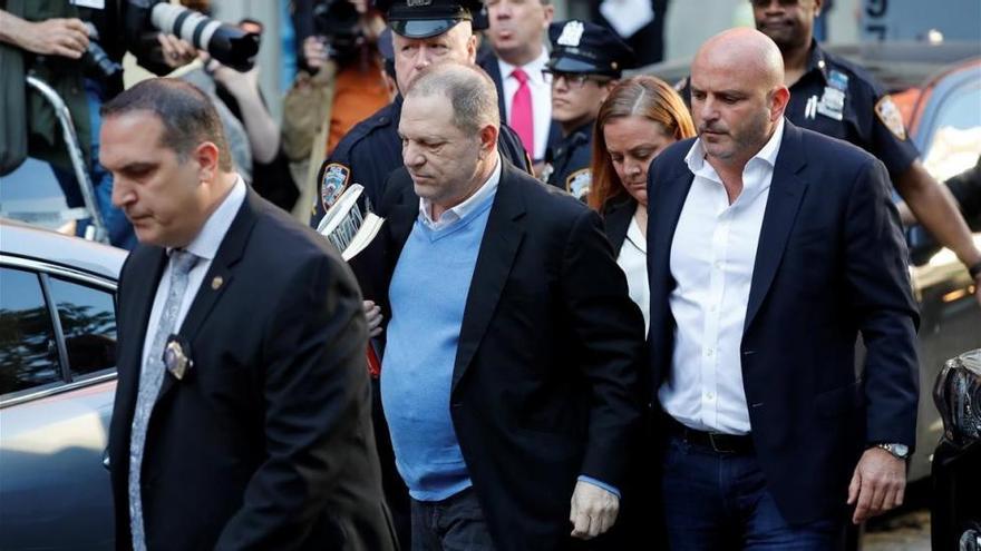 Harvey Weinstein se entrega en una comisaría de Nueva York para ser imputado