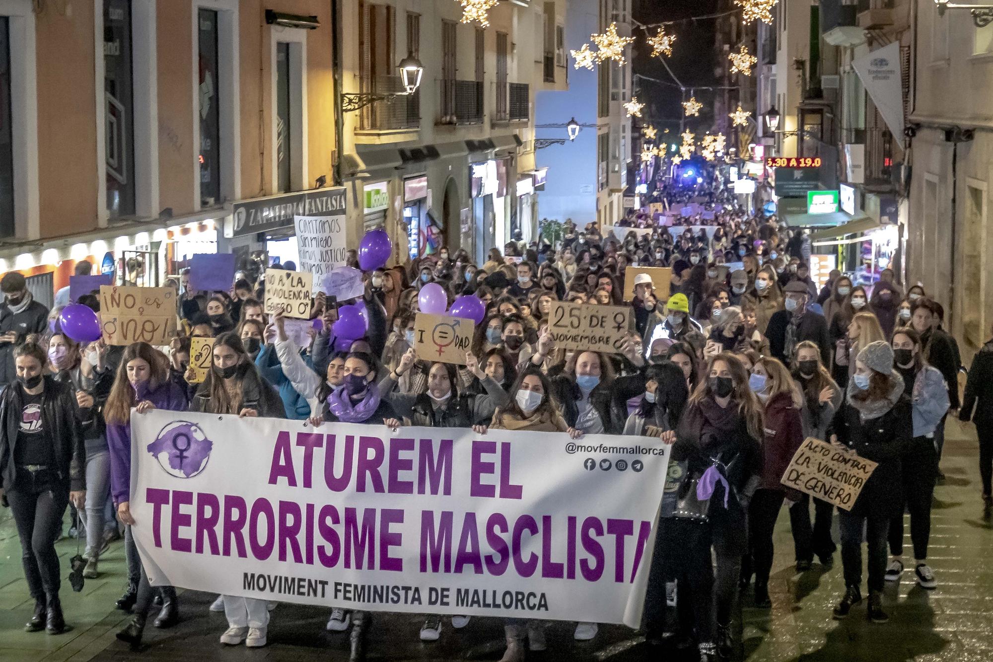 Manifestación del 25-N en Mallorca: Más de 500 personas recorren Palma "hartas" de la violencia machista