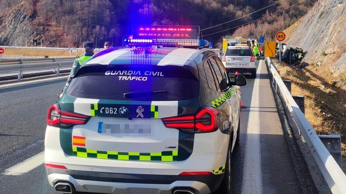 Efectivos de la Guardia Civil en un accidente de tráfico tras una salida de vía.
