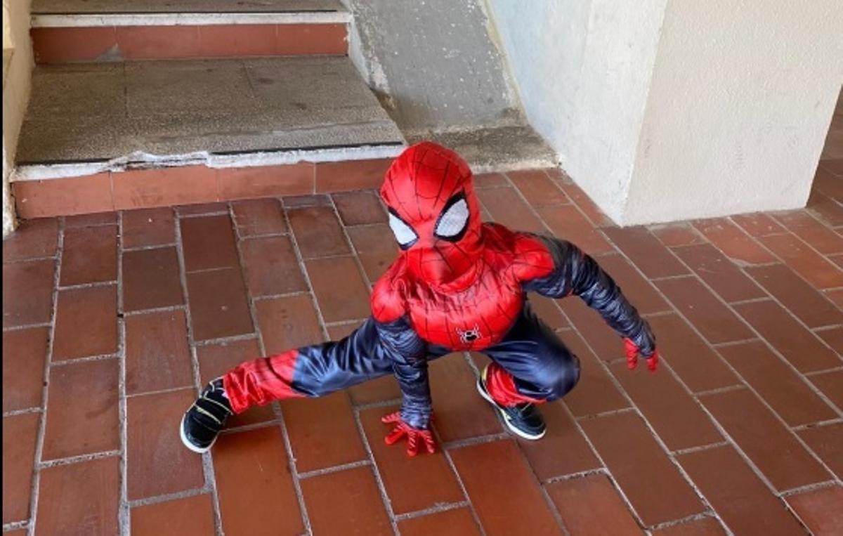 Un pequeño hombre araña patrulla las calles de Málaga