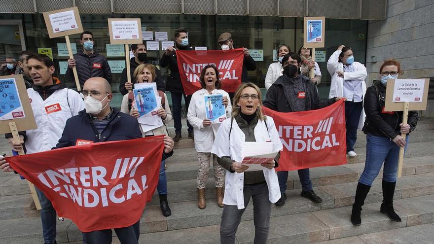 La protesta va reunir ahir una quinzena de membres del sindicat a la seu de la Generalitat. | MARC MARTÍ