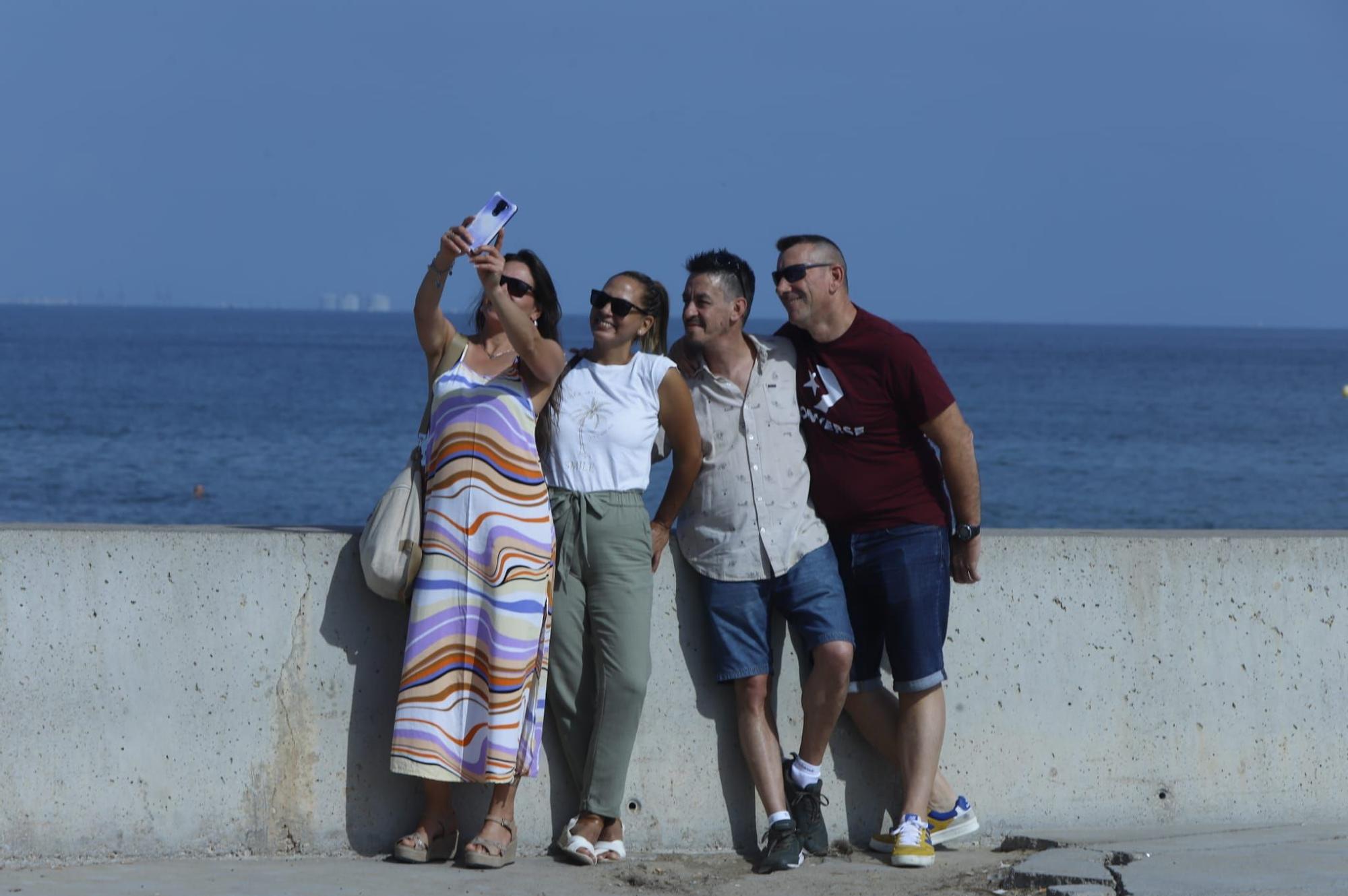 Llenazo en las playas de València este domingo, 15 de octubre