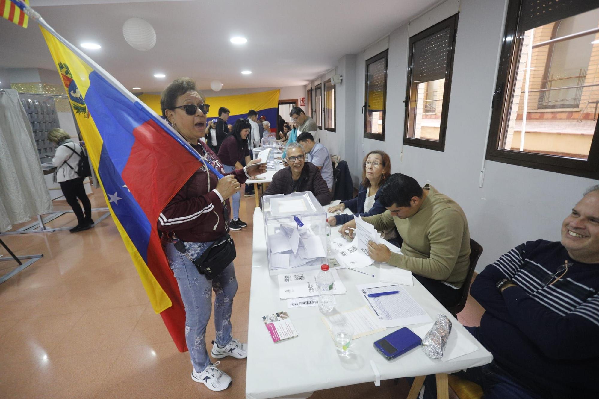 Venezolanos acuden a votar en Valencia las primarias de la oposición