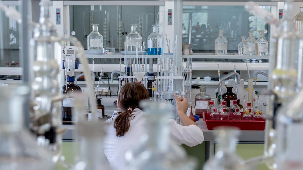 Una joven durante una jornada de trabajo en un laboratorio.